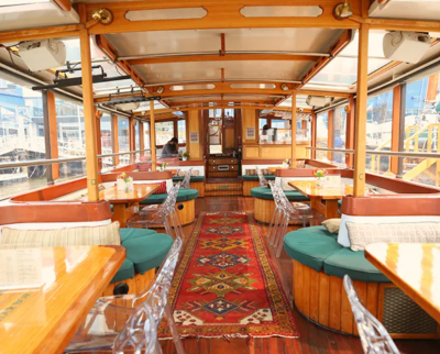 Yacht 380 salon forward
